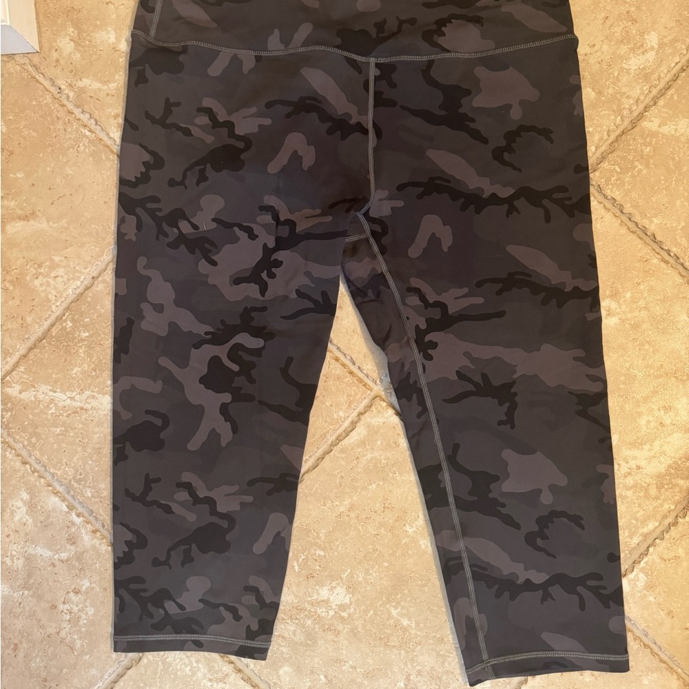 Zyia camo crop leggings, size 20